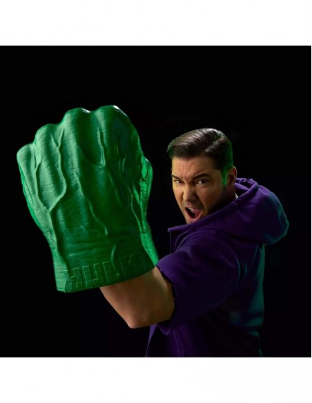 Incredible hulk premium role - play fists with smash 'n bash sound fx. marvel legends series. hasbro Incredible hulk premium role - play fists with smash 'n bash sound fx. marvel legends series. hasbro
